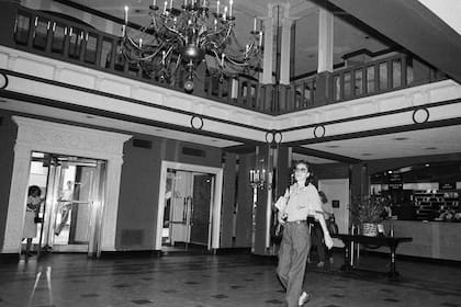 El lobby de un edificio que mantuvo su carácter los 63 años que funcionó como hotel de mujeres
