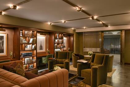 El lobby del 40 Wall Street se caracteriza por sus revestimientos de mármol claro y detalles decorativos que reflejan la elegancia del estilo Art Deco