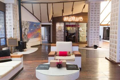 El lobby del hotel, donde se expone un cuadro que homenajea a Juan Gabriel Quesada (padre).