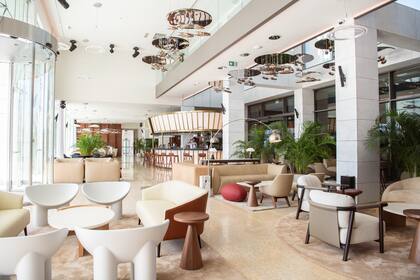 El lobby del hotel invita a compartir momentos, se alojen o no en el hotel.