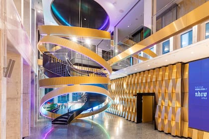 El lobby del Nhow Frankfurt anuncia la temática general: "El Arte del Dinero". La arquitectura de Rafael de la Hoz comenzó por encerrar con "monedas de oro" su escalera espiralada.