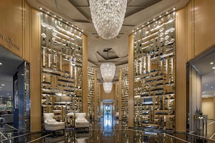 El lobby del St. Regis Bal Harbour tiene un diseño muy particular, con detalles decorativos que incluyen cristales y mármol