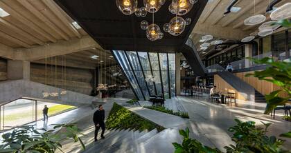 El lobby, signado por los desniveles y diversos "ambientes" fusionados en uno, una constante en el edificio