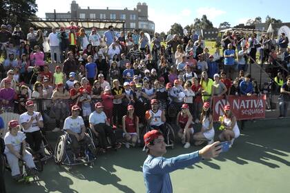 El Lobito Fernández es cada vez más reconocido por el público: hace unas semanas reunió a 400 personas en Tandil para una clínica y exhibición.