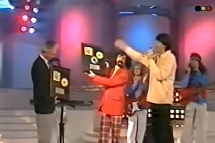 El Lobizón del Oeste recibe un disco de oro y dos de platino de manos de Enrique Pérez Fogwill, presidente de BMG, por haber vendido 120.000 discos en veinte días