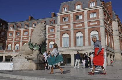 El lobo de la Rambla fue intervenido con un collar de hojas de marihuana con motivo de la Expo Industria cannabis y cáñamo que se desarrolla en el hotel Provincial.