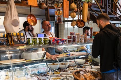 El local abría a las 5.30 de la mañana y descargaban los camiones con toda la mercadería fresca