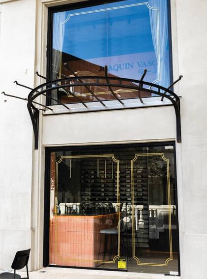 El local combina mesas al aire libre, barras y salones privados