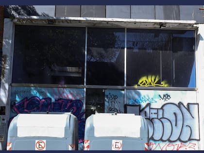 El local comercial está ubicado sobre avenida Belgrano al 2200 y cuenta con vidriera a la calle