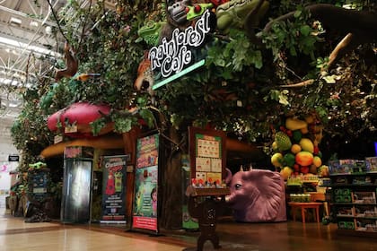 El local cuenta con 11 animatrónicos que incluye cuatro elefantes africanos de tamaño real