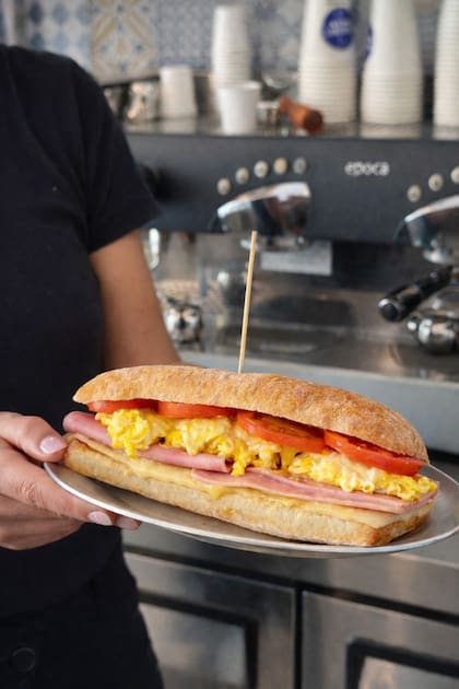 El local cuenta con público ruso que suele consumir la sandwichería