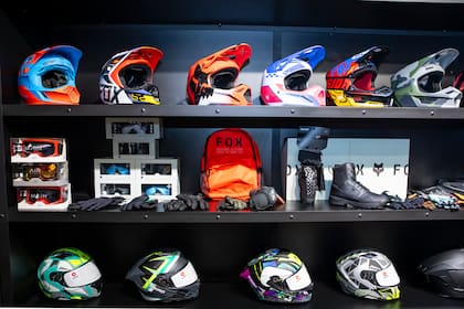 El local cuenta también con un sector dedicado a cascos, indumentaria y accesorios.