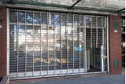 El local de 25 m² cuenta con frente vidriado, dos ambientes separados, sanitario compartimentado y una oficina