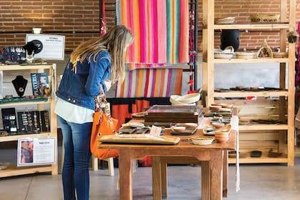 El local de artesanías está en manos de la organización Arte y Esperanza, que busca ofrecer productos de todo el país bajo la bandera del comercio justo