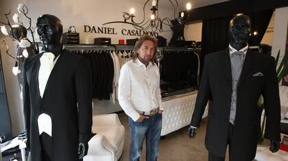 Una postal de Daniel Casalnovo en su local en 2009