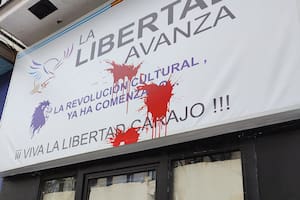 El local de La Libertad Avanza en el barrio de Chamberí, en Madrid; "nazis fuera", dice una de las pintadas que le hicieron