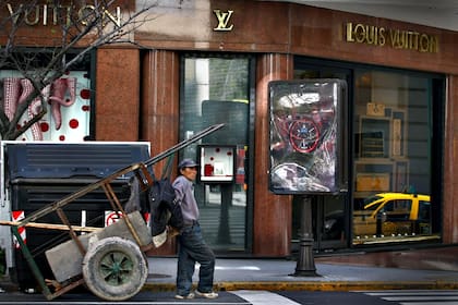 El local de Louis Vuitton, en Alvear y Ayacucho, ayer al mediodía, sin clientes locales ni turistas
