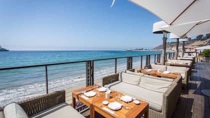 El local de Nobu en Malibú ofrece una vista y clientes propios de una película (Crédito: Open Table)