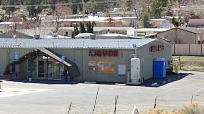 El local Midway Market & Liquor Store vendió el boleto ganador; también recibió un premio