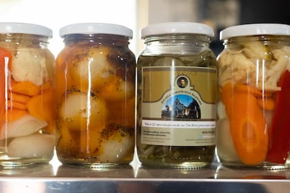 El local que ofrece los productos elaborados en la escuela, se encuentra en el mismo predio, justo al lado de la capilla.
