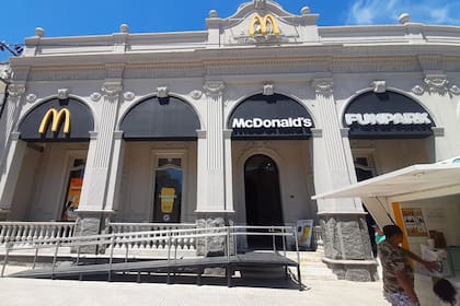 El local se encuentra frente a Plaza Vera y cuenta con capacidad de 189 ubicaciones disponibles para los clientes.