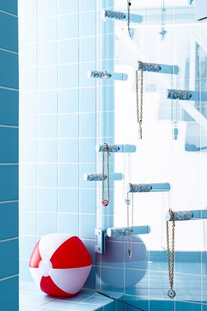 El local tiene pelotas playeras inflables desperdigadas y colgantes de toallas que usan para exponer collares