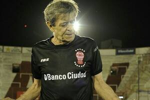 Velan a René Houseman en la cancha de Huracán