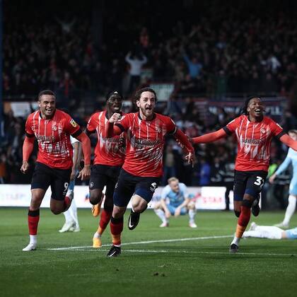 El loco festejo de Tom Lockyer, una de las figuras de Luton