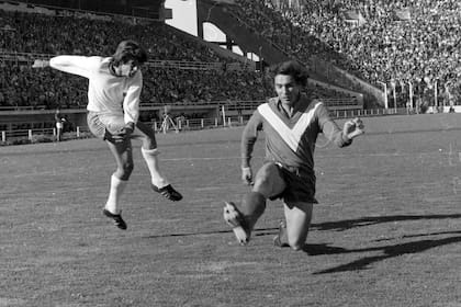 El Loco Houseman contra Velez