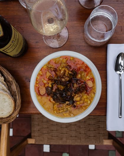 El locro de Abreboca es cremoso gracias al zapallo plomo y cocido durante más de seis horas