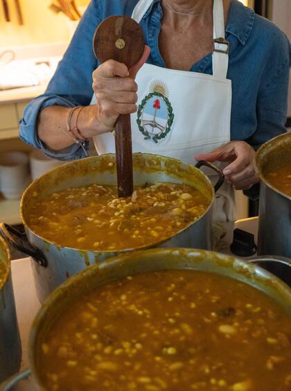 El locro se cocina en el taller gastronómico de la casona minutos antes de ser servido