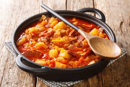 El locro tradicionalmente se hacía sin carne. Con la llegada de los inmigrantes se le añadió carne a la receta original