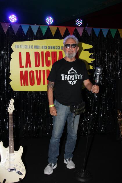 El locutor y periodista Lalo Mir, una de las voces más reconocidas de la radiofonía, es otra de las figuras que trabajó en la película. Para la avant première, llevó una remera de Radio Bangkok, el mítico programa de la Rock & Pop que marcó un hito