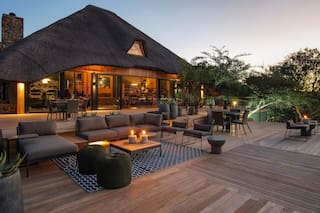 Cómo es dormir entre leones y elefantes con base en un lodge de lujo