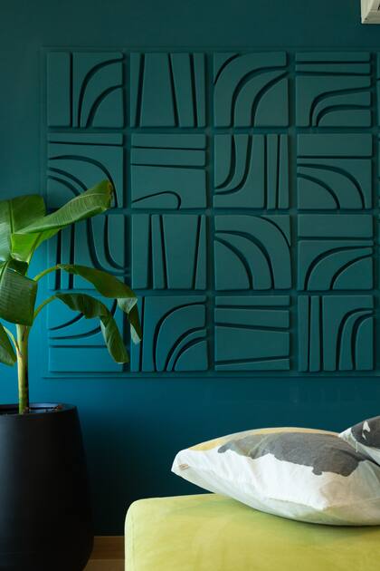 El Loft de Patagonia Flooring y Concepto Design Center se destaca por una combinación de tonos vibrantes tanto en las paredes como en los textiles.