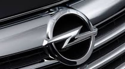 El logo actual de Opel, con el rayo centralizado