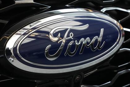 El logo de Ford en una Ford Explorer