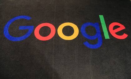 El logo de Google en una alfombra a la entrada de las oficinas de la empresa en Francia el 18 de noviembre de 2019. (AP Foto/Michel Euler)