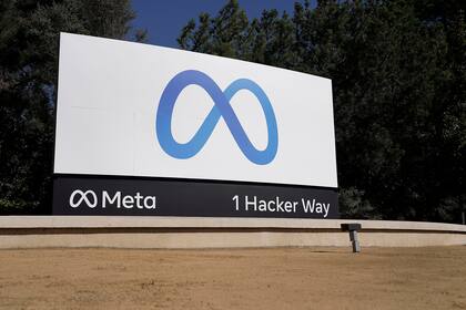 El logo de Meta, la matriz de Facebook, es visto en la sede de la compañía en Menlo Park California