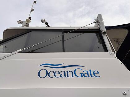 El logo de OceanGate Expeditions se ve en un barco cerca de las oficinas de la compañía en un almacén industrial marino en Everett, Washington
