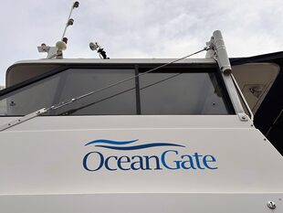 El logo de OceanGate Expeditions se ve en un barco cerca de as oficinas de la compañía en un almacén industrial marino en Everett, Washington, el martes 20 de junio de 2023. (AP Foto/Ed Komenda)