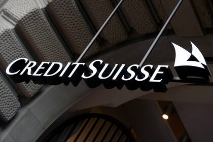 El logo del banco suizo Credit Suisse en un edificio en Zurich, Suiza, el 21 de octubre de 2021. (Walter Bieri/Keystone vía AP, Archivo)