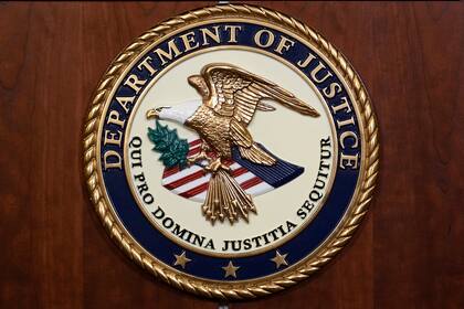 El logo del Departamento de Justicia en el podio antes de la conferencia de prensa del fiscal especial Jack Smith sobre la acusación formal al expresidente Donald Trump, el martes 1 de agosto de 2023, en el Departamento de Justicia en Washington. (AP Foto/J. Scott Applewhite)