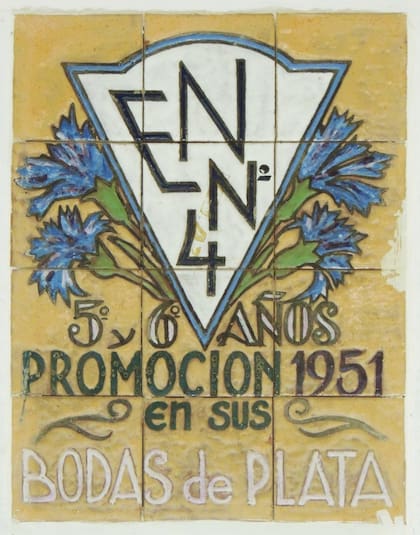 El logo institucional y las flores, identidad histórica bien preservada.
