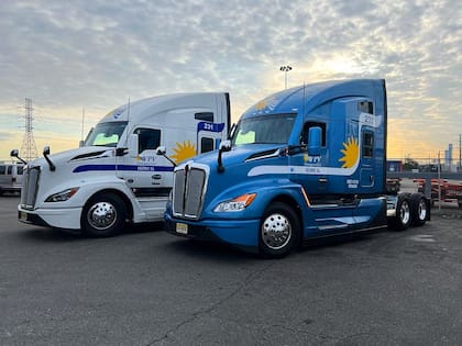 El logo lo diseñé yo basado específicamente en la bandera de Uruguay; es el sol con cuatro franjas azules tanto en el frente como en el costado del camión