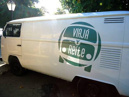 El logo que colocaron en la kombi lleva el nombre de su perfil de Instagram @viajayreite