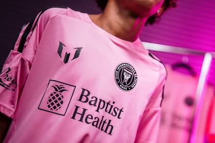 El logo se observa en el lado derecho de las camisetas