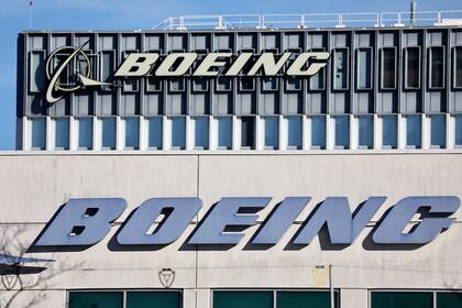 El logotipo de Boeing se muestra en los edificios de Boeing el 8 de enero de 2024 en El Segundo, California. 