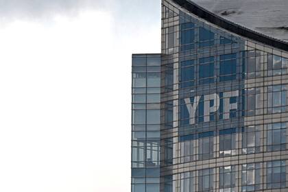 El logotipo de la petrolera estatal argentina, YPF, se ve en su sede en Buenos Aires. (Foto de Luis ROBAYO / AFP)
