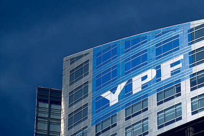 El logotipo de la petrolera YPF se ve en la sede de la compañía en Buenos Aires